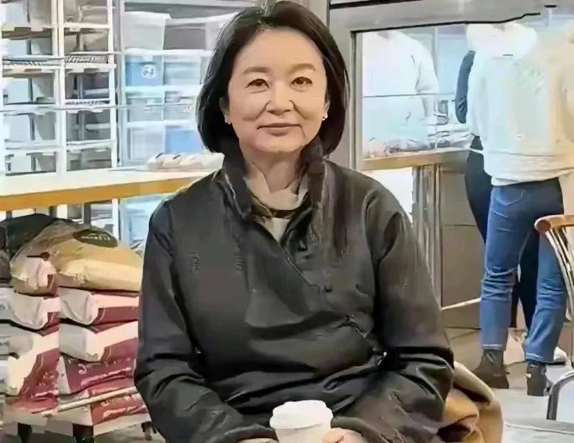 我们的女神也老了，成了满脸沧桑的老太太，岁月就是一把杀猪刀
