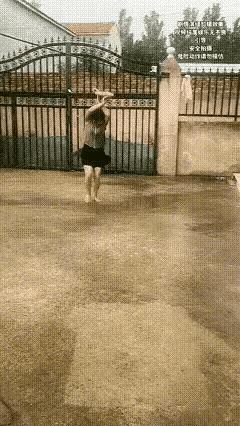 下雨天的灾难，女子摔倒的瞬间，看了这样的场景，隔着屏幕都能感觉到的响声和疼痛，实