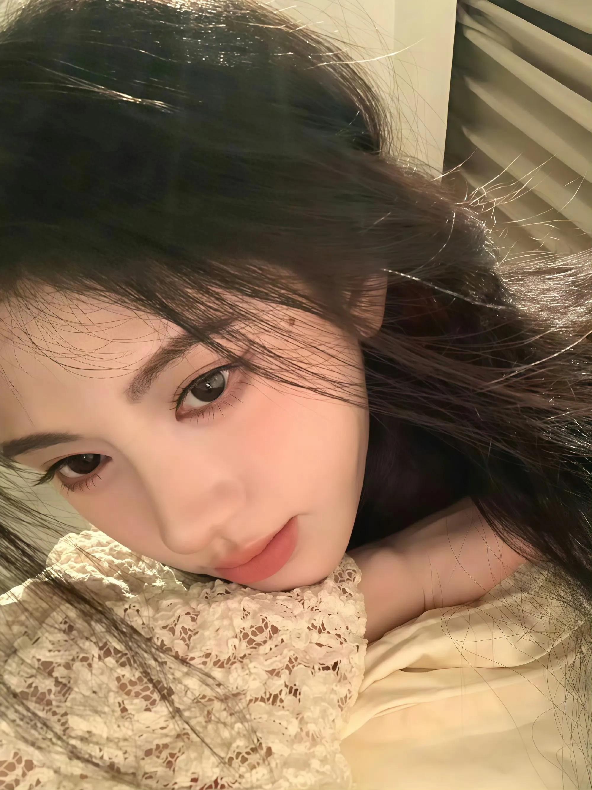鞠婧祎眉清目秀，清纯靓丽，侧颜好漂亮！
