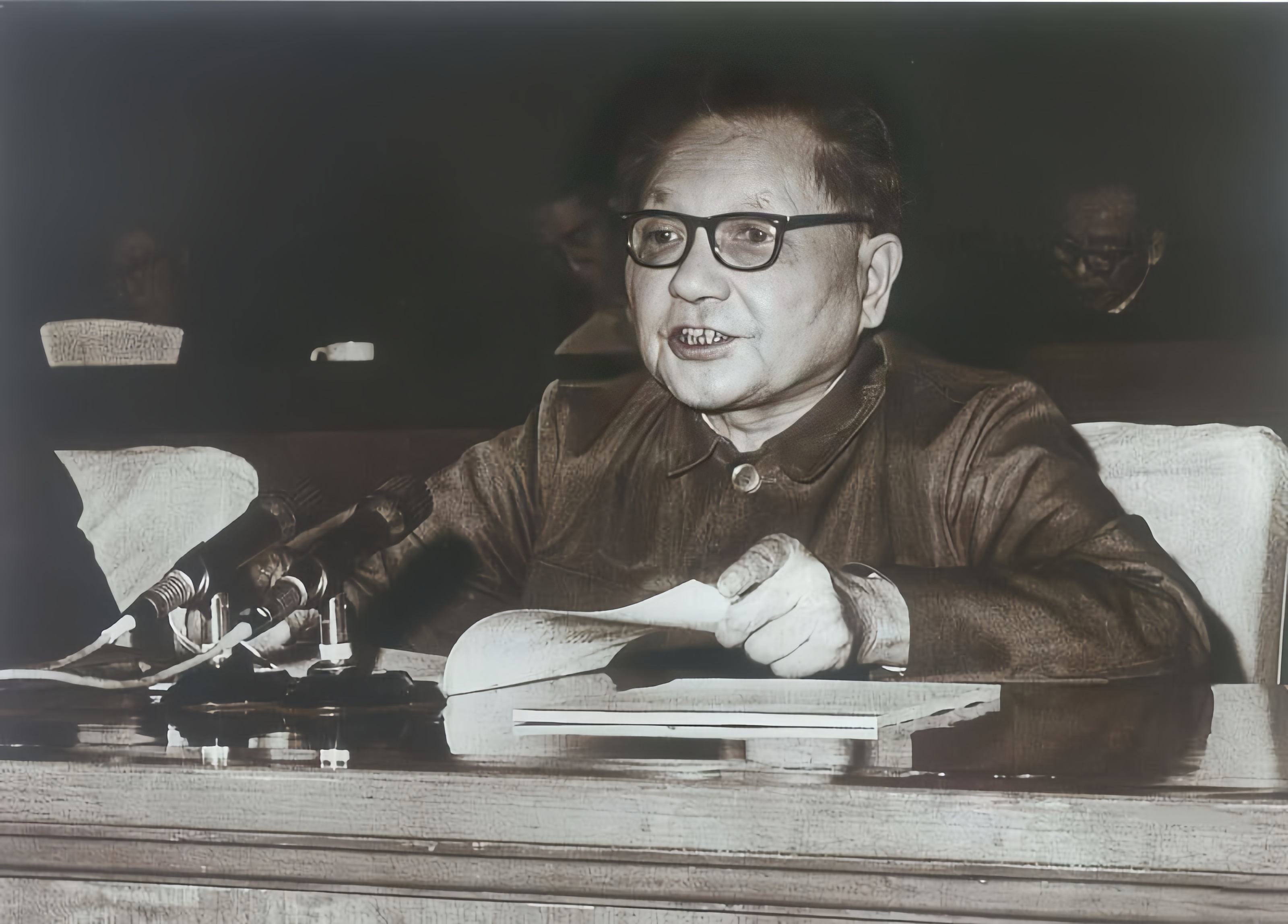 1978年在中央工作会议上，邓小平评价毛主席，用了两个“丝毫不是什么夸张”。他指