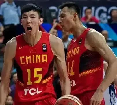 10年前亚锦赛上，中国男篮20分大逆转韩国夺冠，全场响起《歌唱祖国》，至今想来还