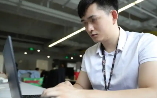 同事提成30万我只有100安慰红包，我放下辞职信回家关机睡觉，第二天醒来看到打来的150个未接