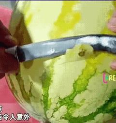 西瓜皮上有一个小黑点，用刀一层一层削开后结果令人意外，这是什么原因造成的呢？