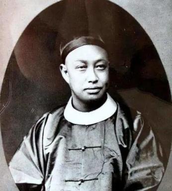民国副总统黎元洪借宿在部下家中，睡梦中隐约觉得有些不对劲，他的裤子湿了一片。他急