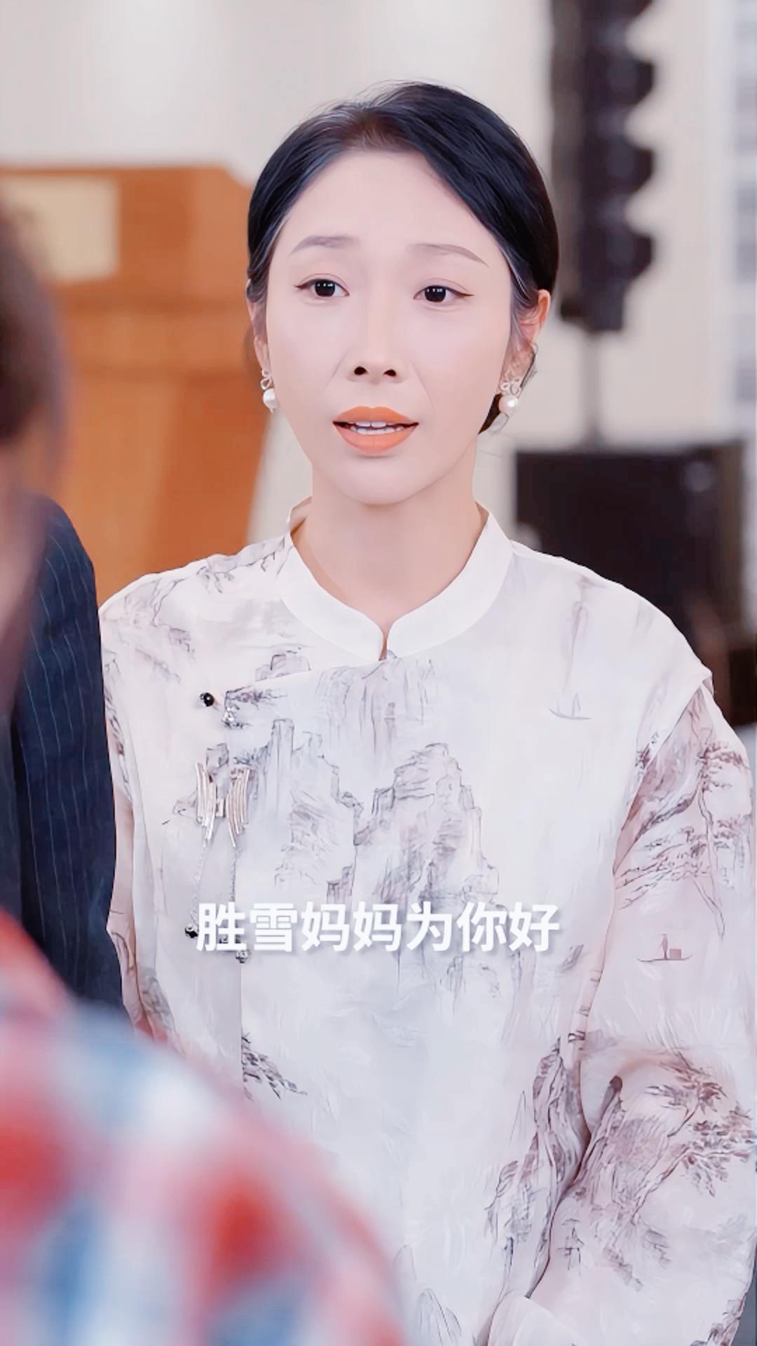 豪门千金林胜雪被寻回三年，却在亲生父母林万豪、赵明月和三个哥哥的偏心与冷落中艰难