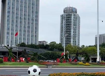 青春华章河海为证，南京奥体再迎“苏超”，入场球迷请注意手机短信提醒
10月4日晚
