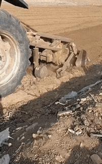 收完小麦机械耕地速度就是快。