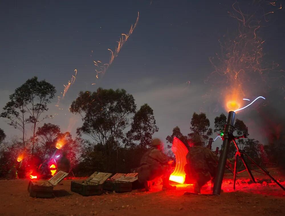 开炮！炮兵跨昼夜射击，超燃画面不容错过。