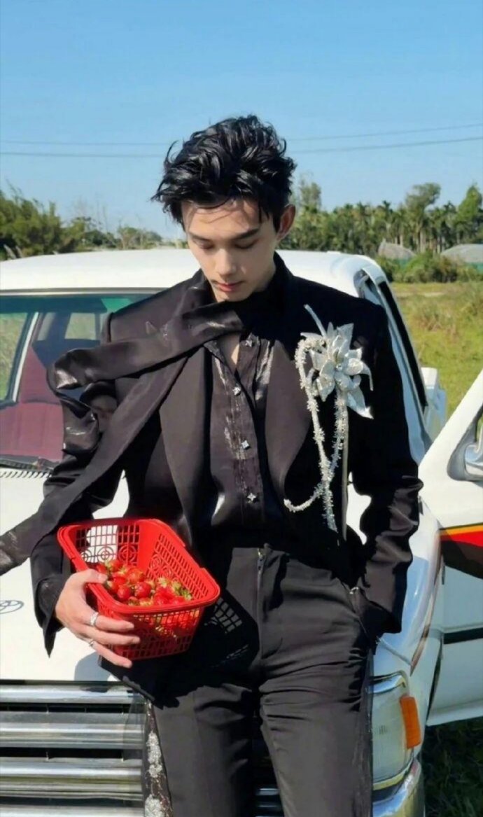 吴磊这波 David Koma 造型，是把清俊华丽焊在骨相里的奢感少年教科书 ​