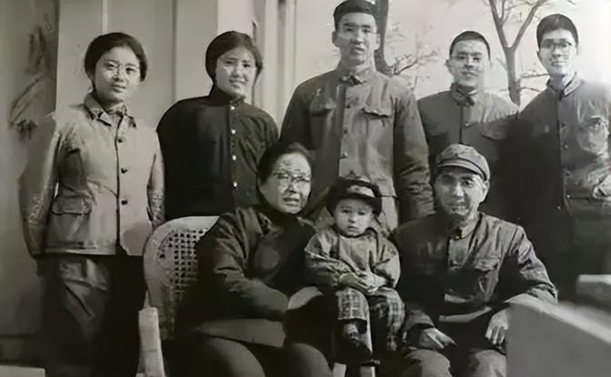 毛主席说“三杨”是我军的“刘关张”。-大哥：杨得志（1911年出生）-二哥：杨 