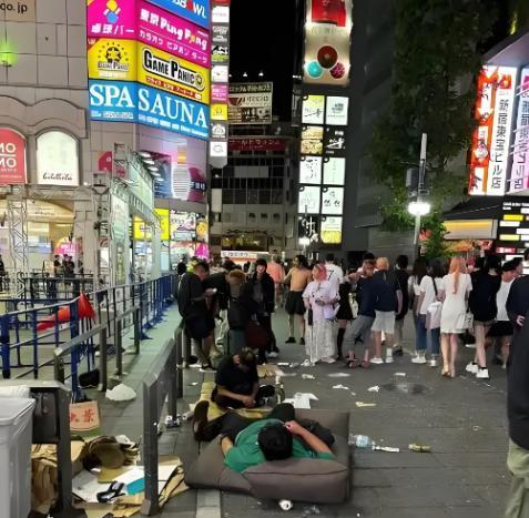 摧毁一个国家不必靠开火。
别看这话说得轻巧，但历史上真有不少国家，是自己慢慢把自