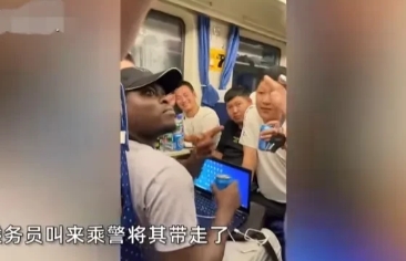 最近一非洲男子在一列火车上打电话超过4个小时，期间声音非常的大。
旁边的旅客多次