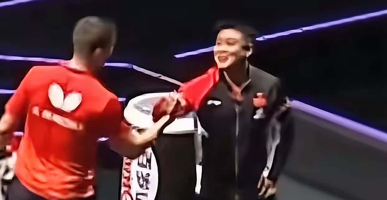 王皓终于笑了！

不容易啊，向鹏2：3弗朗西斯卡，王皓与弗朗西斯卡握手的时候