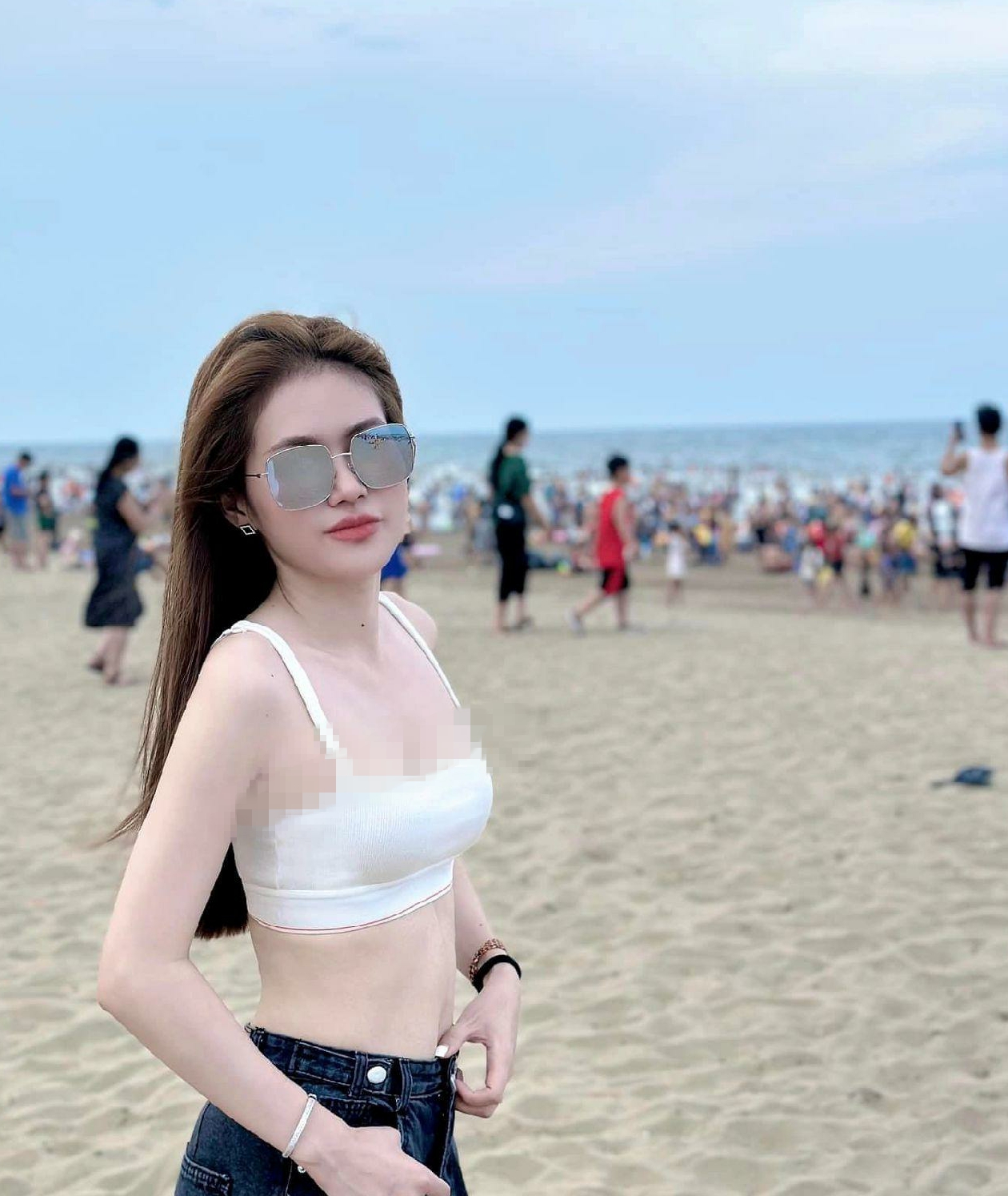 媳妇去旅行，女导游悄悄指给我看“情侣崖”。