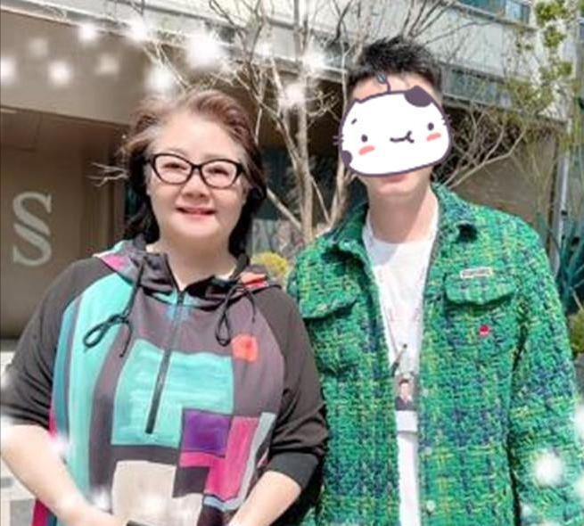 56岁萨日娜烟台买海景房养老，这状态简直逆天了！
家人们呐，4月21号那天，有个