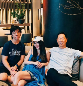 温碧霞社交平台晒家庭照 夸养子必成成功人士