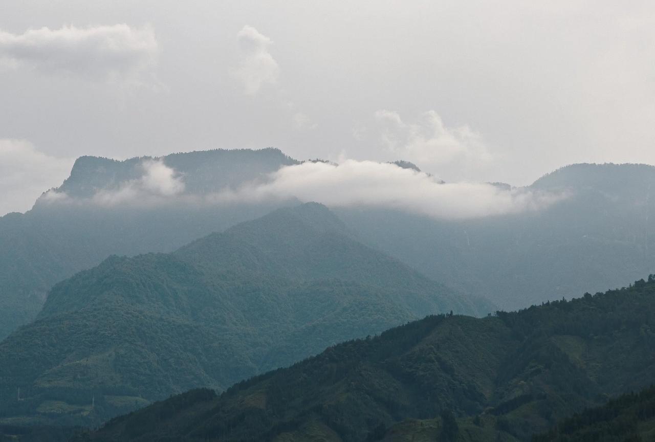 雅女湖边    远眺瓦屋桌山 原片直出（2025.6.21晚，22早）