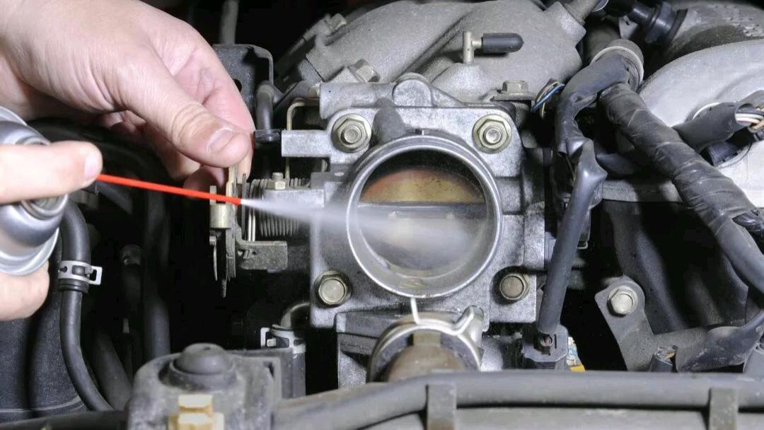 汽油机进气系统清洗技术解析：高闪点清洗液的安全与效能平衡之道