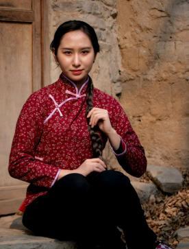 1971年，曹德旺当炊事员时，发现有女人偷东西，抓住她后，女人立马求饶：“只要你