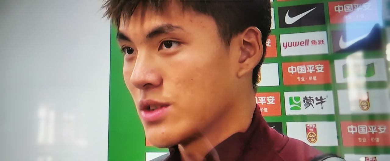 赞门将
门将李昊真是棒
鱼跃扑救护门框
不争头功夸队友
齐心协力堪称强