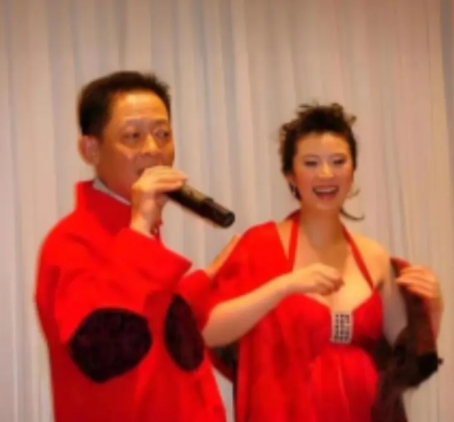 2008年，女强人陈坚红，深深迷上了王志文，她抛出一个无法拒绝的条件，“我五亿身
