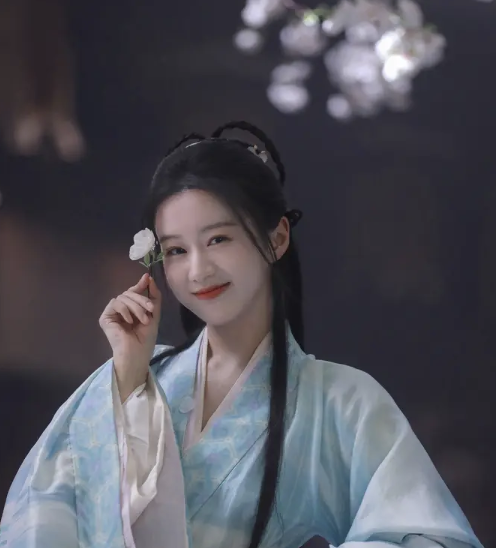  包上恩浅彩上衣双辫发带造型，古典美似水墨画中人