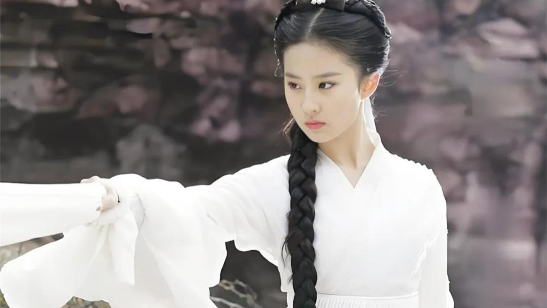 女明星古装麻花辫造型：刘亦菲仙气，白鹿唯美，赵丽颖鞠婧祎复古