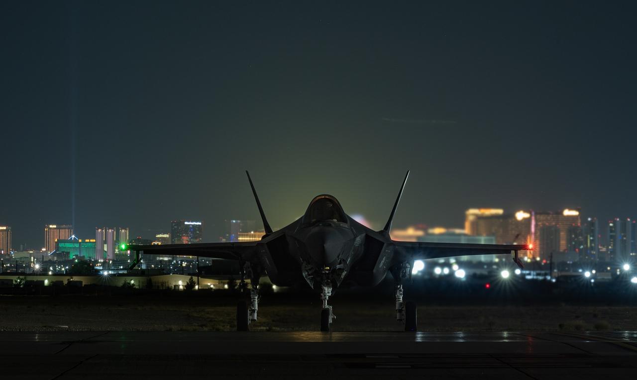 美国空军内利斯基地又放出一些今年红旗空演的画面~~显得它们很忙碌~
