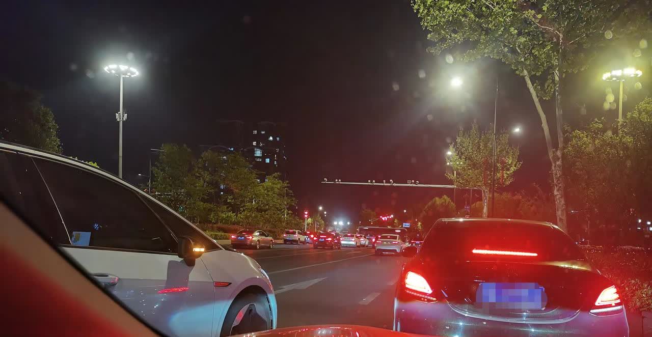 遵纪守法的话，就得等很长时间的红绿灯。
人家的车子都在排队通过这个路口呢，这辆