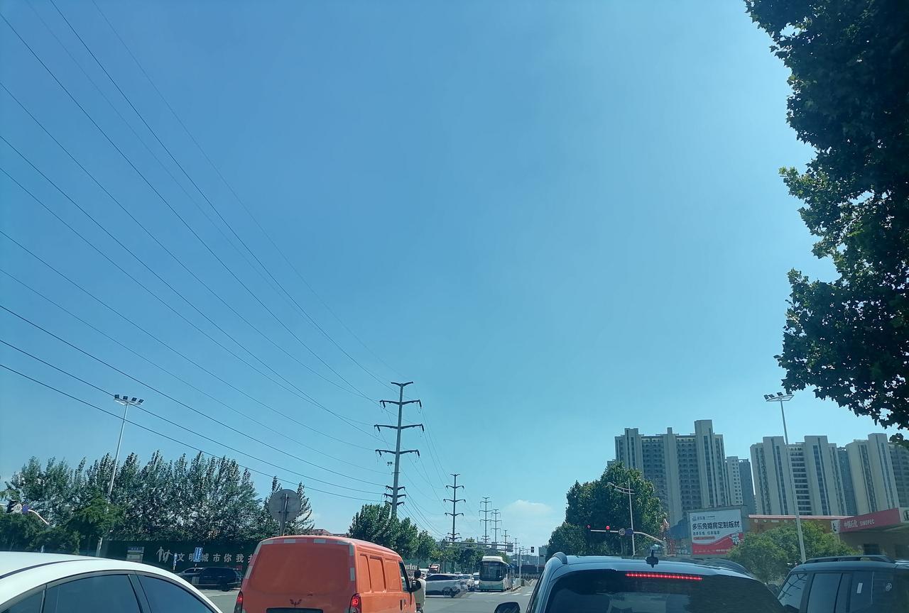 今天小孩开学第一天，本以为孩子们会有些生疏，结果下午放学回家后特高兴，聊起一天的