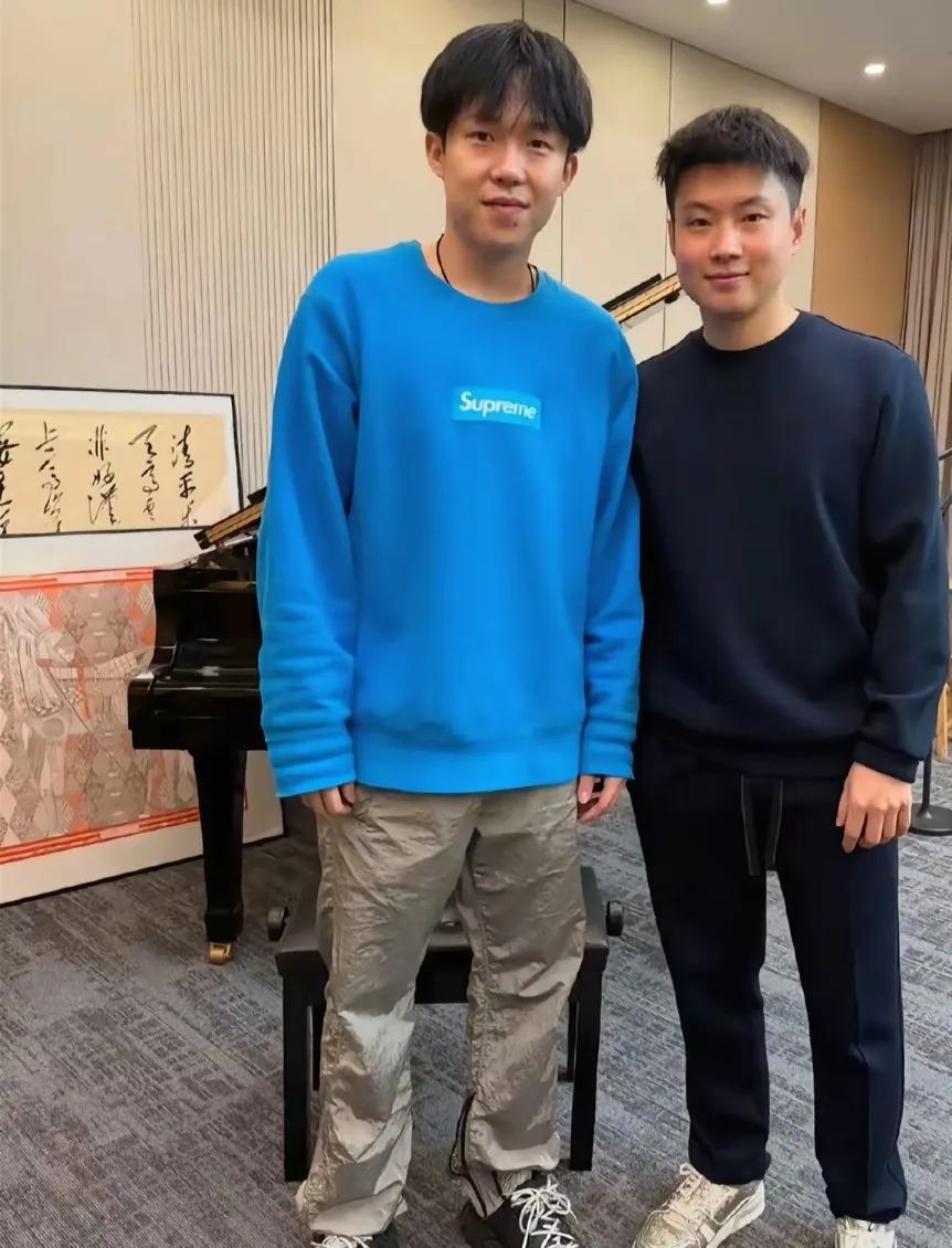 看这两位优秀的大男孩，一个是乒乓球项目的世界排名第二，一个是2025年斯诺克世锦
