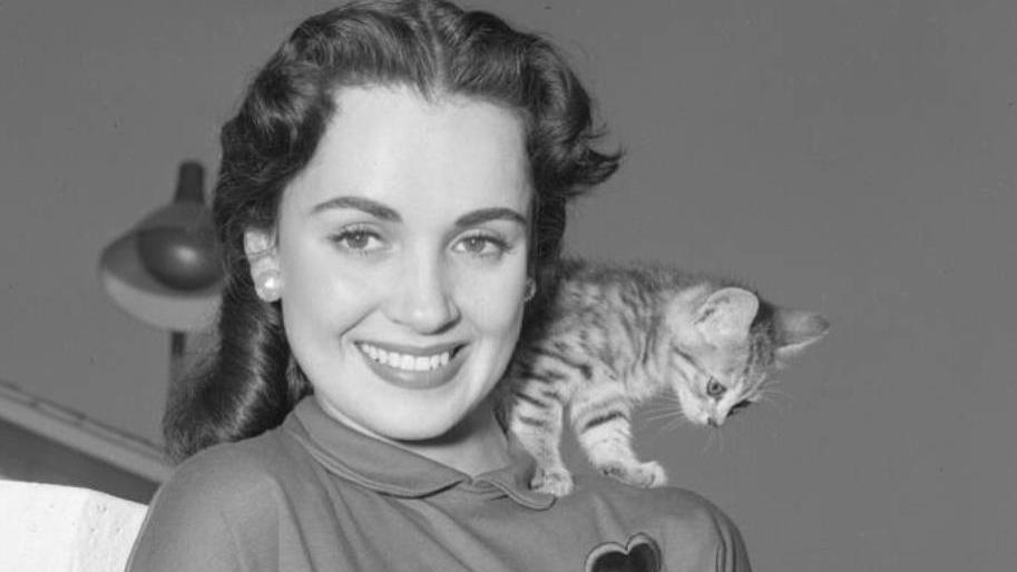 美国好莱坞女星精神错乱用杠铃袭击儿子，被患侏儒症儿子自卫打死