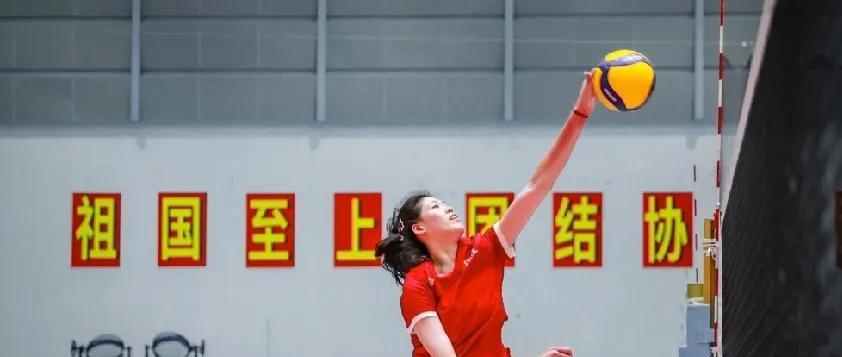 李盈莹可以跳起击球了，
这表明李盈莹的康复性训练，
还是很成功的，
以这样的状态