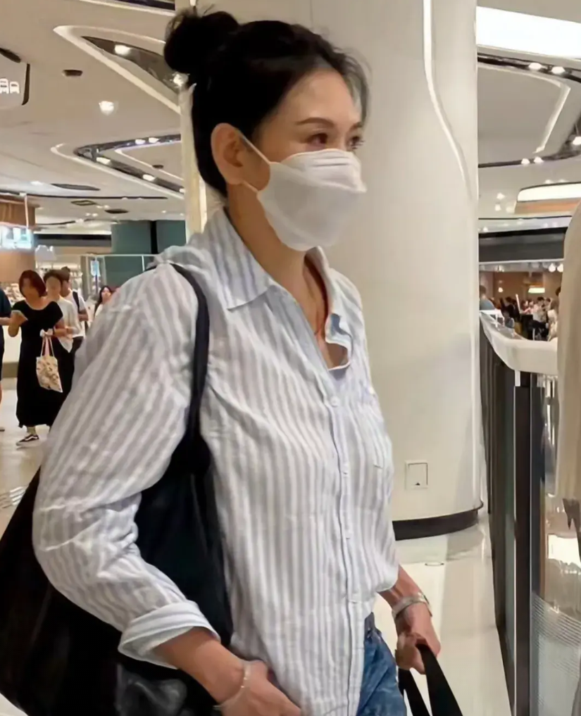 57岁邱淑贞在香港逛商场

虽然穿衣打扮低调

但身上的优雅气质完全没变！

前