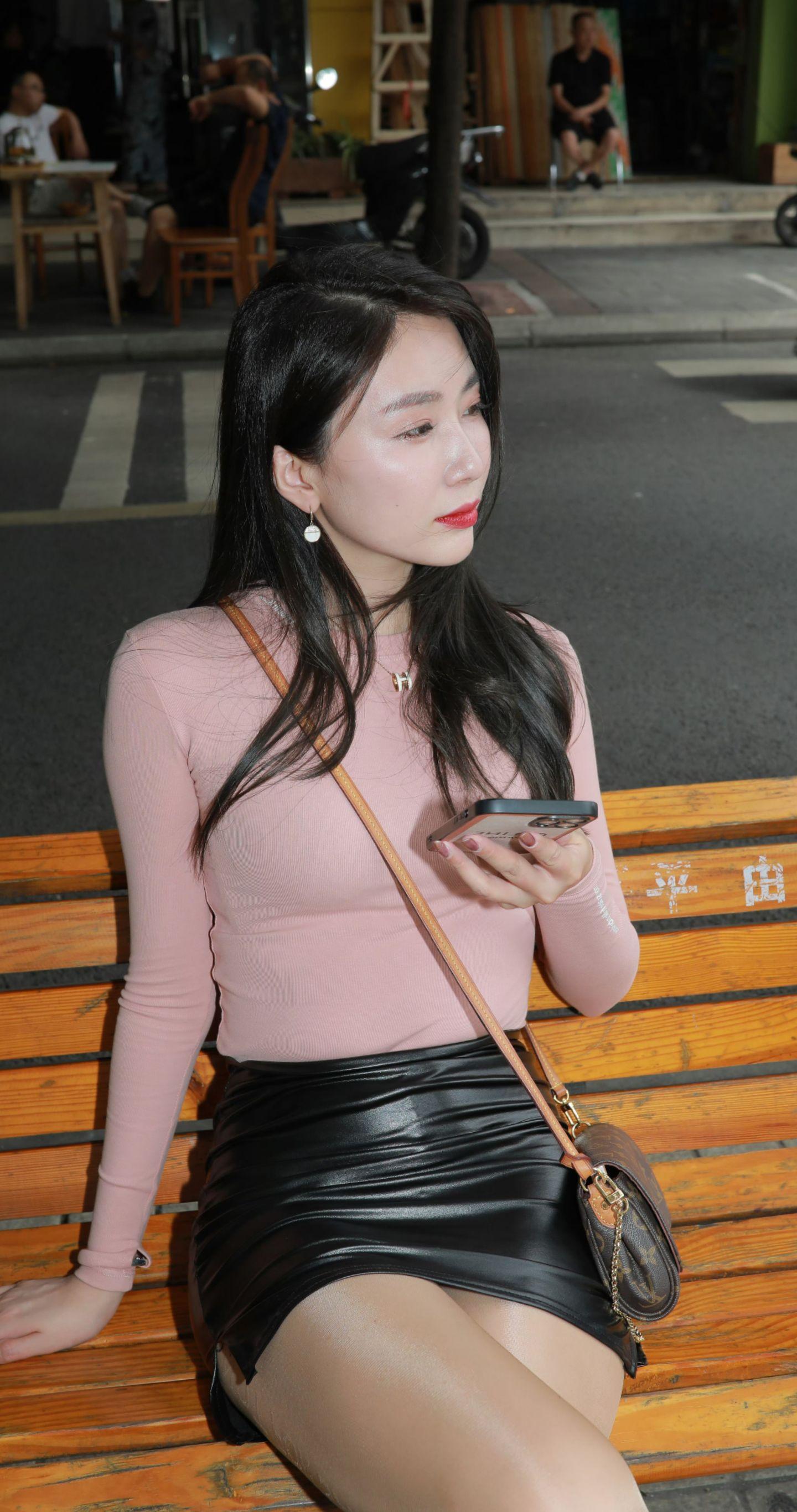 情歌歌词那条，我分享了同歌手的另一首冷门歌。
