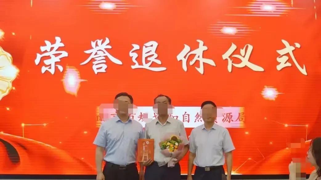 不知道从何时起，编制内单位都要为退休人员搞一个荣誉退休仪式，发放一些纪念品，当然