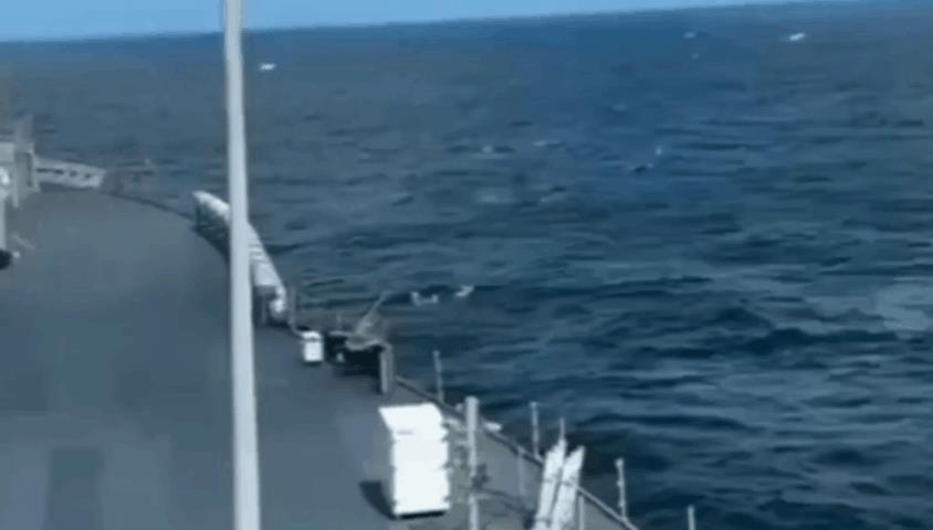 波罗的海中立水域，一架俄罗斯苏-24战斗机低空掠过海面—从美国海军“惠特尼山”号