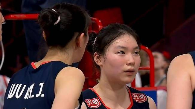 2-3，中国女排不敌波兰女排，四人被点名批评，一人被球迷称赞