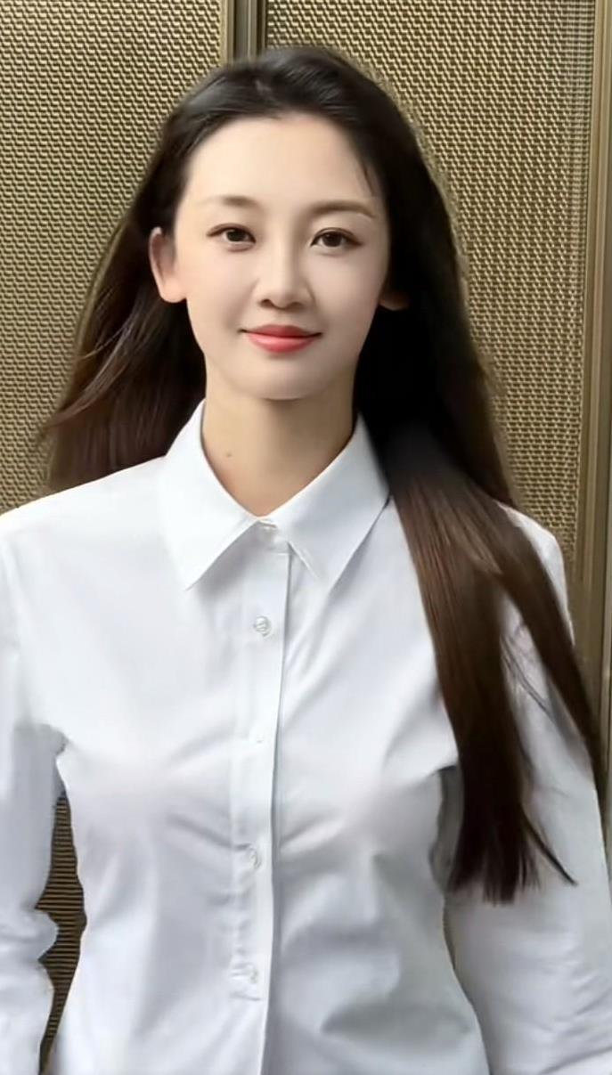 苗苗结婚后，没有“婆婆妈妈”的感觉，反倒是更有少女感了。
为什么呢？
首先，她对
