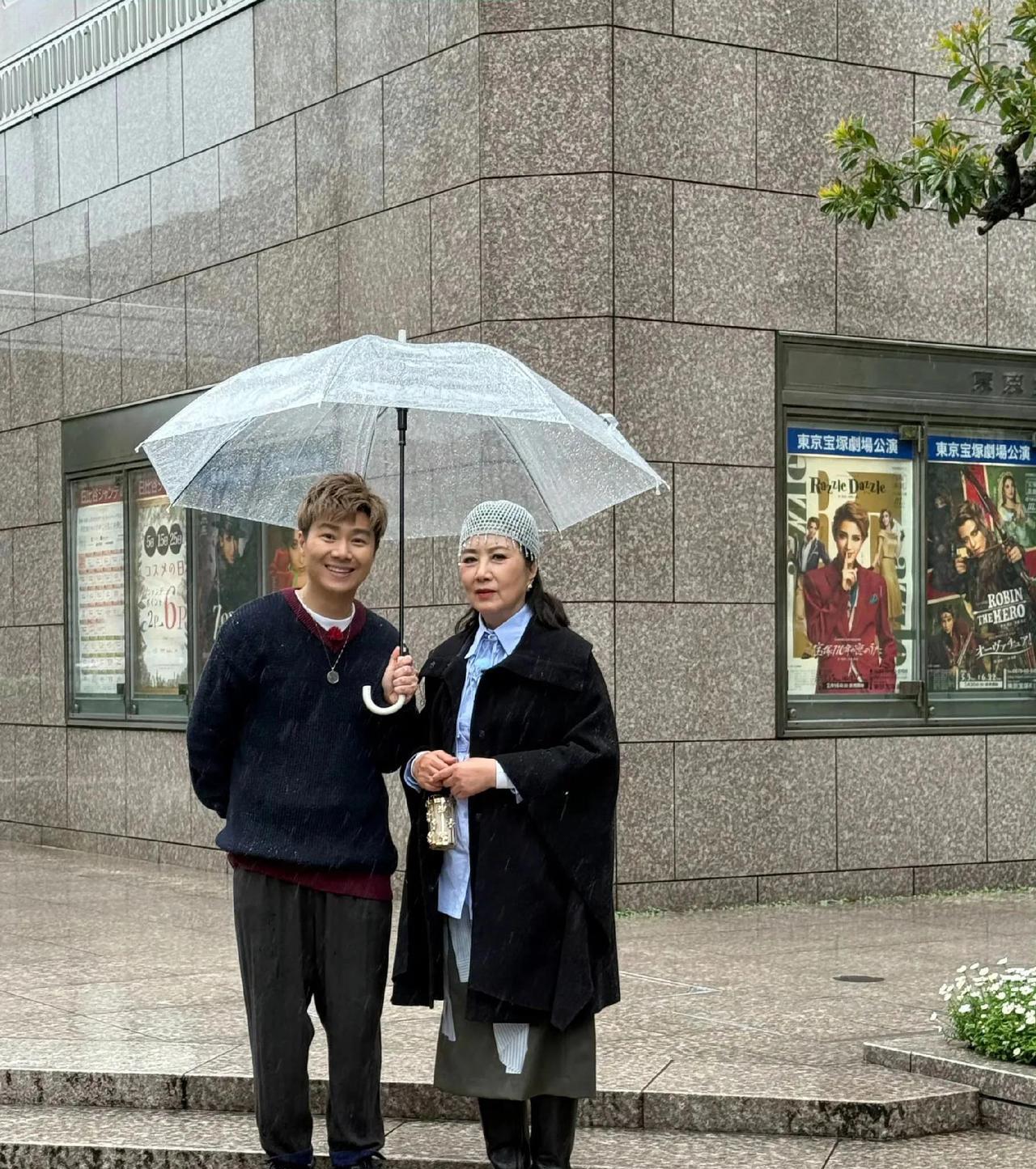 78岁汪明荃日本东京游玩，奇装异服尽显个性，从容享受暮年时光
近日，汪明荃持续在