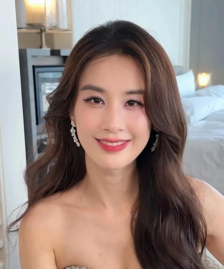 突然发现
黄圣依是一个很纯粹的女人
喜欢的人都一个类型的
前老公杨子，是一个特别