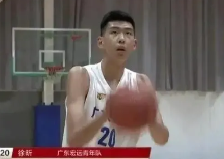 徐昕的球商堪忧
从今晚团结杯两个镜头可以看出徐昕球商堪忧：
1、高位接球会赌气单