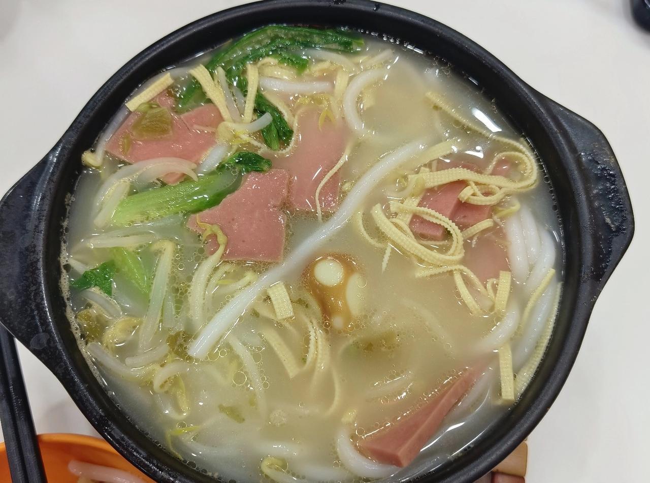 #分享城市新鲜事#
今天和朋友来呼市办事儿，顺便吃云南米线，这家米线特好吃，每次