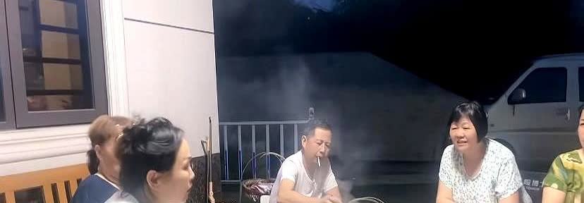 九哥九嫂希望能做做小赵的工作，根据民法典，紫霞有主张他们的全部财产的权利，小赵是