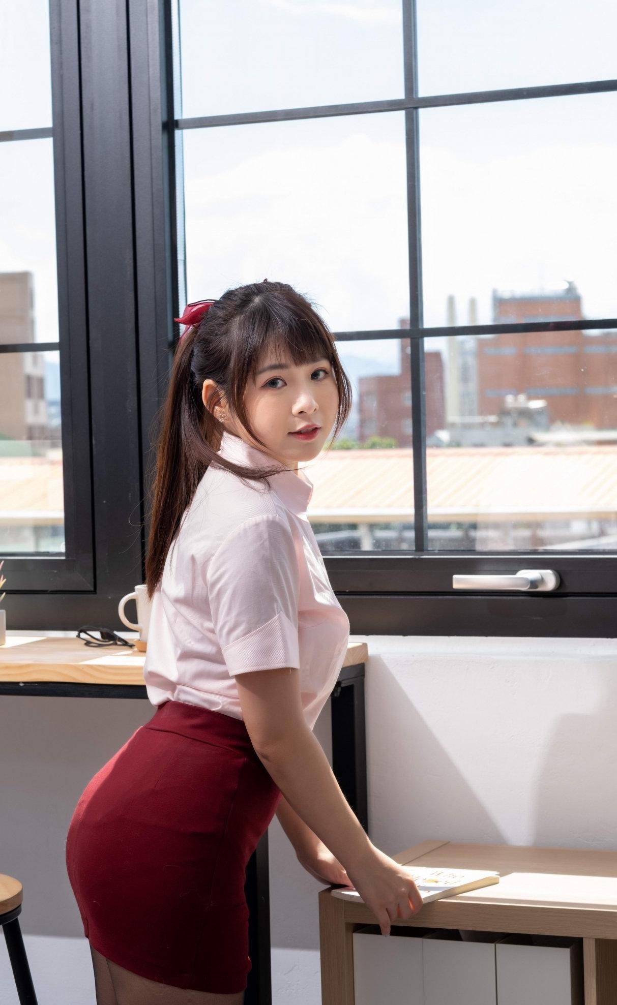 一件淡粉色的衬衫尽显甜美的立领感，对于小女生来说这样的衬衫让你尽显减龄气质，下搭