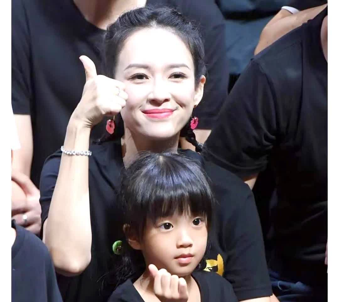 46岁的章子怡，竟被自家9岁的女儿醒醒给“惊艳”到了！

章子怡带着醒醒学钢