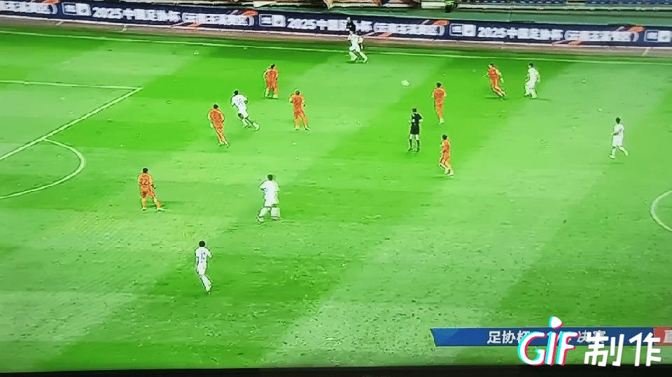 广州豹的17号队员是谁，脾气可真够大的。
他先是挥手发泄不满队友不把球不传向他一