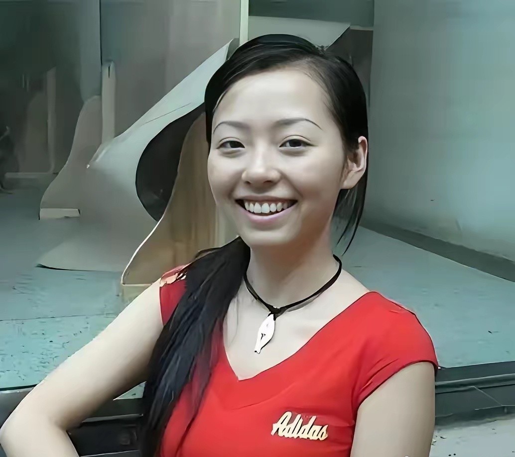 2005年超女舞台上的张靓颖还是青涩的海豚音女孩，如今20年过去，她的歌声里多了
