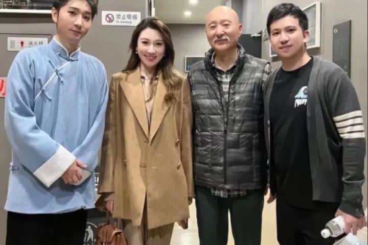 陈佩斯和陈大愚父子俩拍戏期间外甥女携夫婿前来探班时的一张温馨的留影