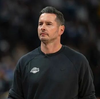 NBA常规赛湖人主场对阵开拓者的比赛已经结束。全场战罢，湖人以108-122不敌